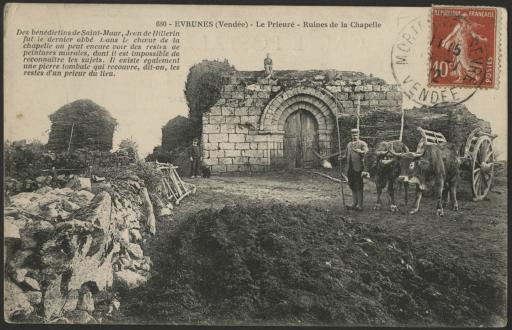 Les ruines de la chapelle du prieuré à Évrunes : charrette tirée par des bovins, monticules de bois de chauffe.